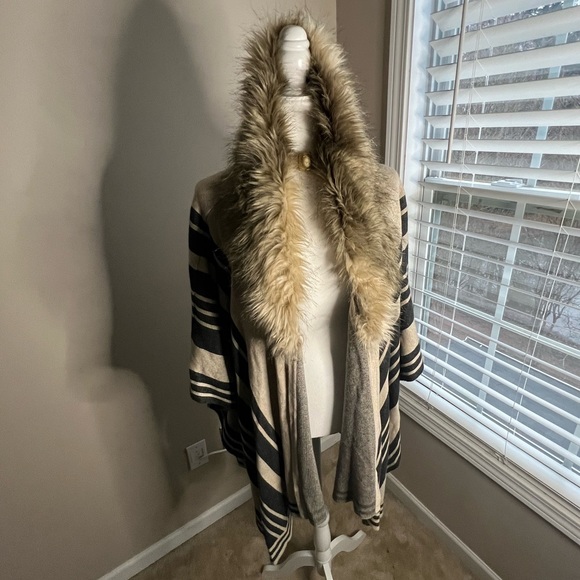 NWT Merona shawl with faux fur collar - Picture 8 of 16